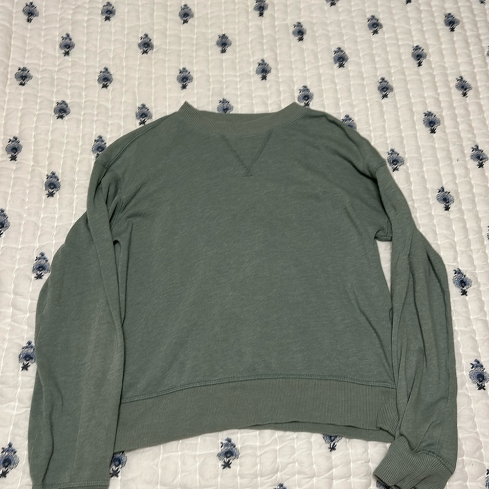 A green small crewneck